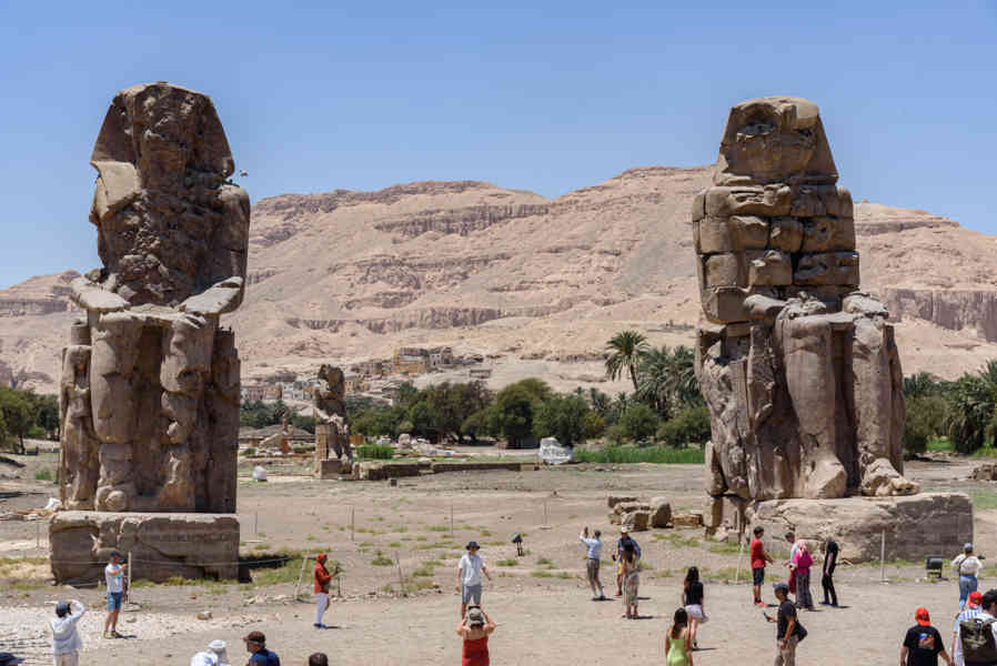 Egipto 117 - Colosos de Memnón.jpg
